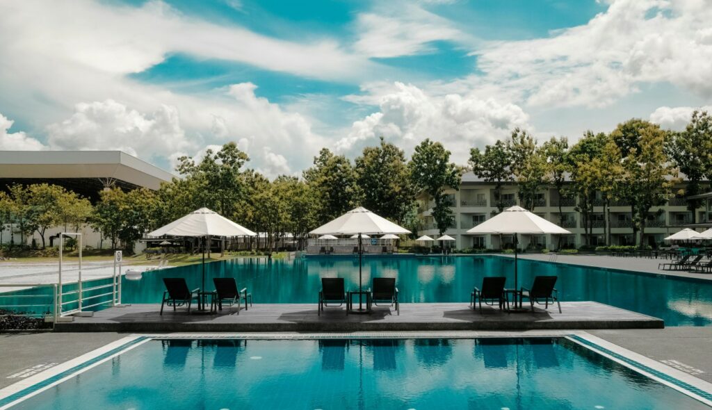 ti psaxnoun oi pelates ton ksenodoxeion - poolbros