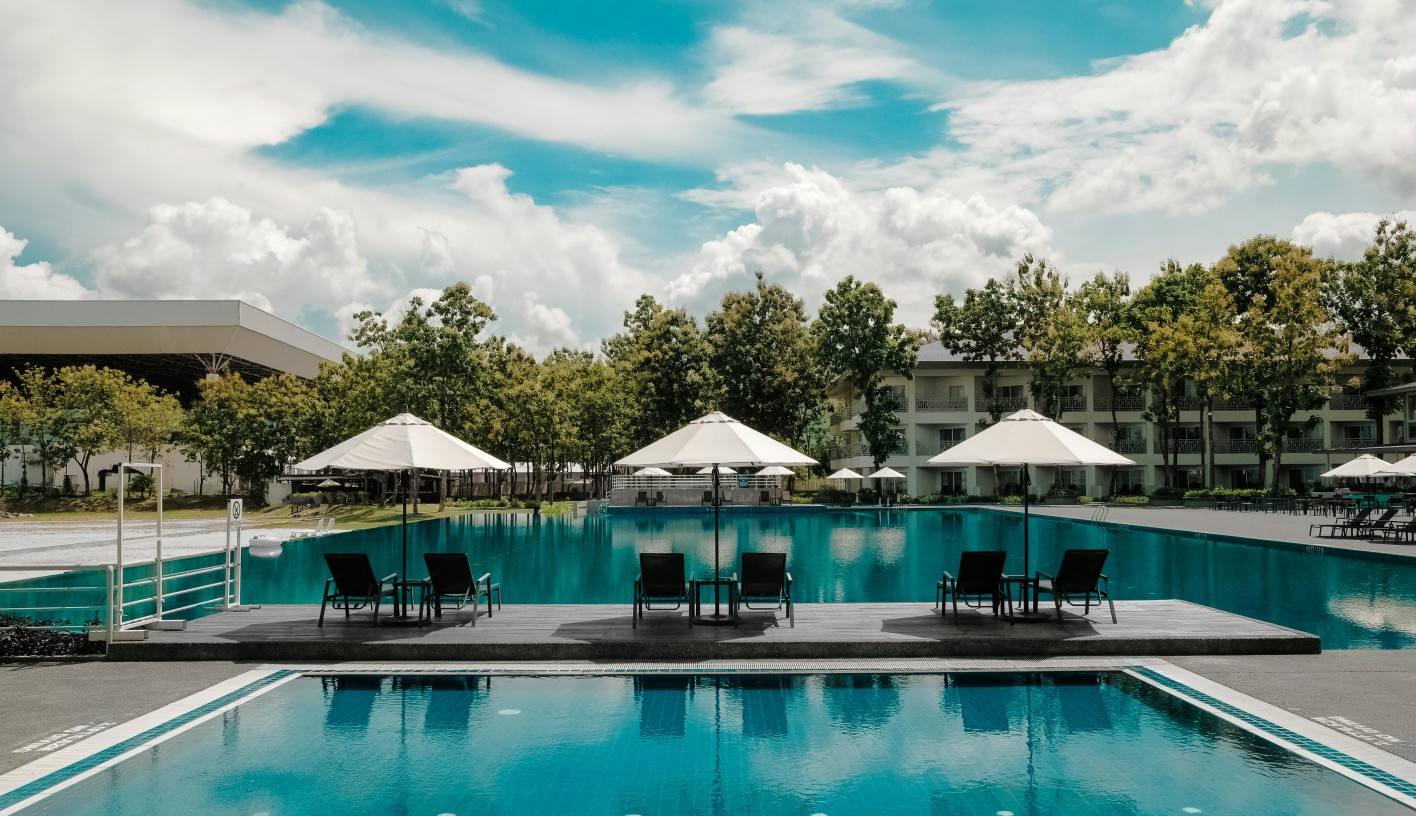 ti psaxnoun oi pelates ton ksenodoxeion - poolbros